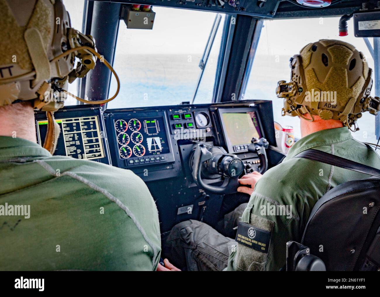 OCÉAN ATLANTIQUE – les marins affectés à l'unité des embarcations d'assaut (ACU) quatre exploitent des coussins d'air pour embarcations d'atterrissage (LCAC) pendant les efforts de rétablissement d'un ballon à haute altitude dans l'océan Atlantique, le 8 février 2023. Sous la direction du président des États-Unis et avec le plein appui du gouvernement du Canada, les avions de chasse américains sous la direction des États-Unis L'autorité du Commandement du Nord a engagé et fait descendre un ballon de surveillance à haute altitude dans l'espace aérien souverain des États-Unis et au-dessus des eaux territoriales des États-Unis le 4 février 2023. Banque D'Images