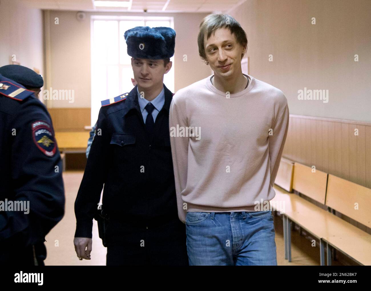 Pavel Dmitrichenko, right, is escorted to a court room in Moscow, Russia, Tuesday, Dec. 3, 2013. Dmitrichenko, a dancer, is on trial for allegedly ordering the Jan. 17 acid attack on the Bolshoi ballet's artistic director Sergei Filin. (AP Photo/Alexander Zemlianichenko) Banque D'Images