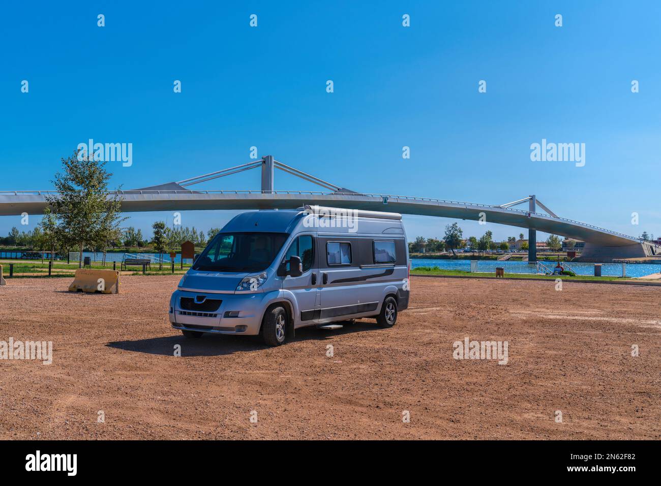 Campervan garé par le pont de l'Ebro, delta de l'Ebro, Tarragone, Catalogne, Espagne au soleil Banque D'Images