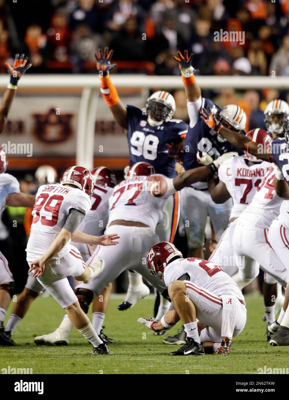 Alabama kicker Adam Griffith (99) attempts a 57-yard field goal attempt late in the second half of an NCAA college football game in Auburn, Ala., Saturday, Nov. 30, 2013. Griffith missed the kick, and Auburn's Chris Davis raced 100-plus yards for the winning score. Auburn won 34-28. (AP Photo/Dave Martin) Banque D'Images