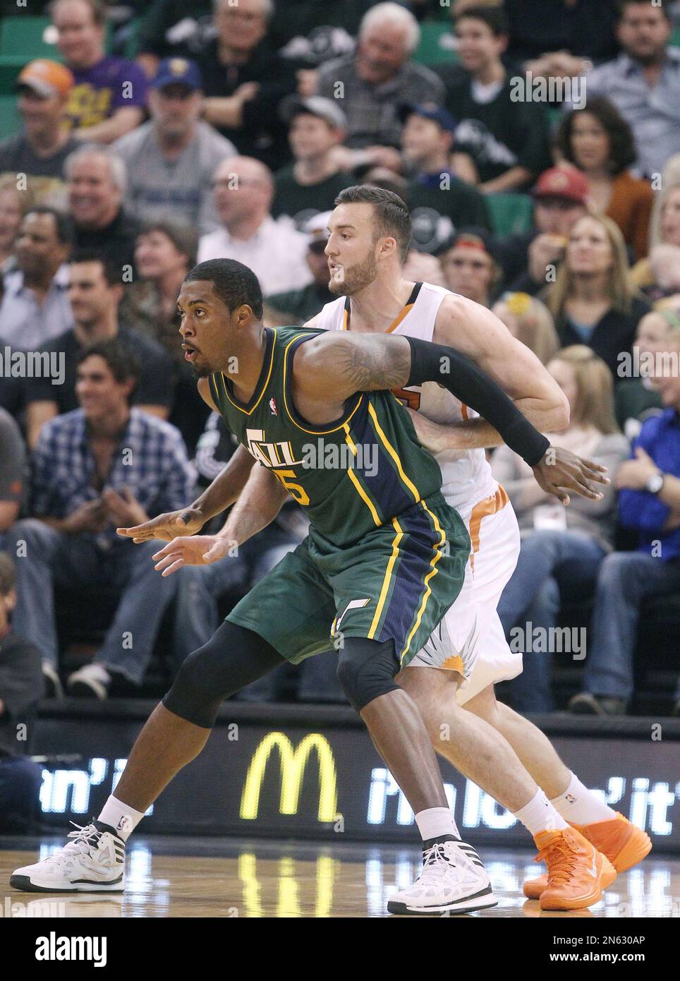 Phoenix Suns' Miles Plumlee, right, defends against Utah Jazz's Derrick Favors, left, in the first half during an NBA basketball game Friday, Nov. 29, 2013, in Salt Lake City. (AP Photo/Rick Bowmer) Banque D'Images