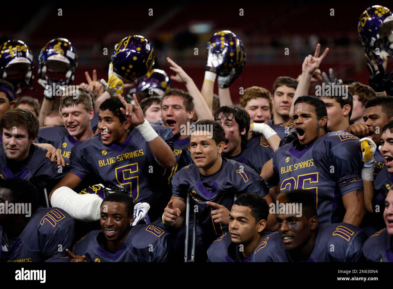 Members of the Blue Springs football team celebrate their victory over Rock Bridge in the Missouri Class 6 state high school football championship Friday, Nov. 29, 2013, in St. Louis. Blue Springs won 35-14. (AP Photo/Jeff Roberson) Banque D'Images