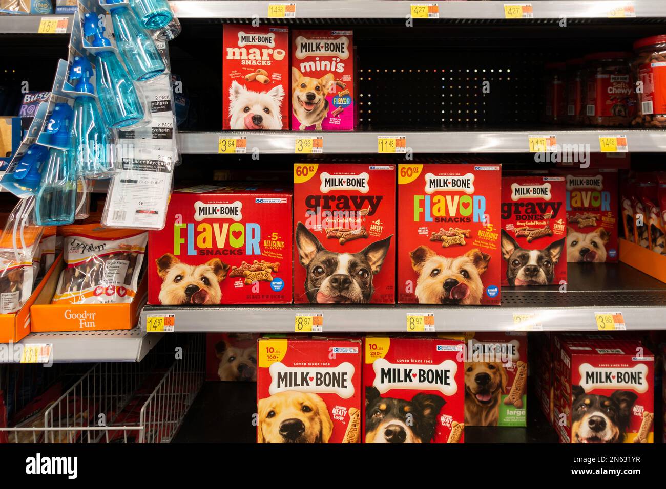 Entreposer l'étalage avec des tablettes contenant des boîtes de laits pour chiens. Kansas, États-Unis. Banque D'Images