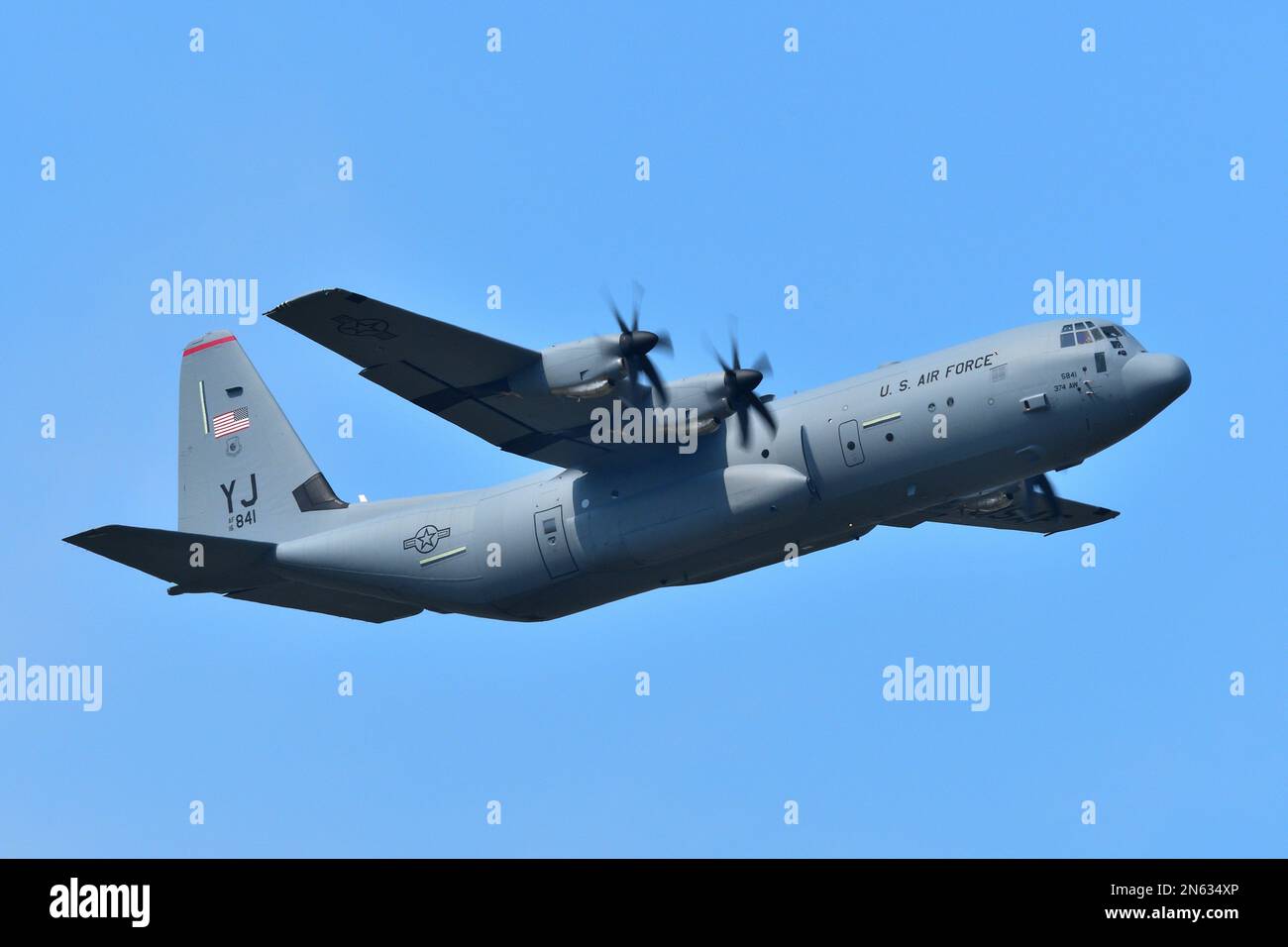Tokyo, Japon - 16 juillet 2018 : avion de transport Super Hercules de la Force aérienne des États-Unis Lockheed Martin C-130J-30. Banque D'Images