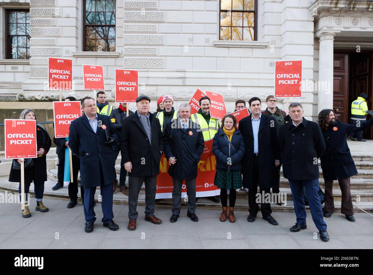 Les membres du Syndicat des services publics et commerciaux du SCP entreprennent une ligne de piquetage à l'extérieur du Trésor ce matin à Westminster. 100 000 membres du SCP, y compris c Banque D'Images