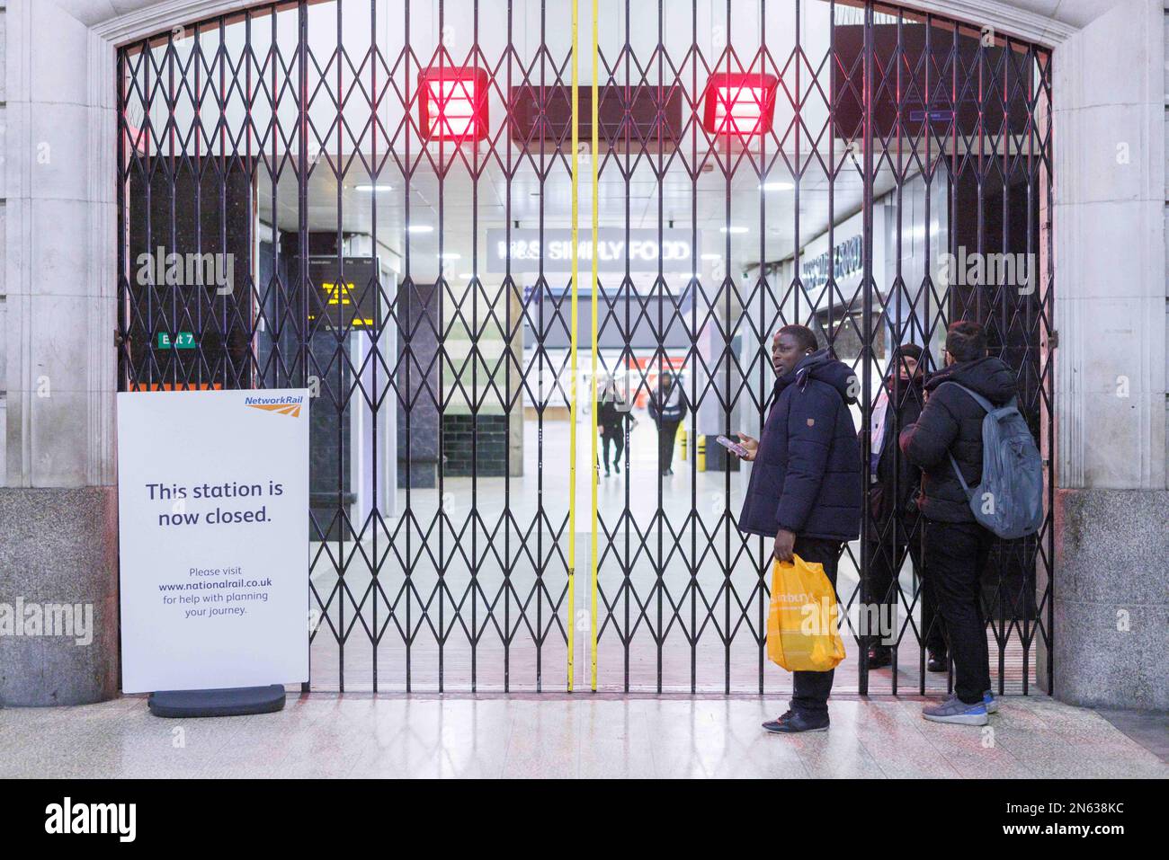 Les membres des syndicats Aslef et RMT ont annoncé aujourd'hui une grève des chemins de fer. Photo : gare Victoria de Londres ce matin. Image prise sur 1st Banque D'Images