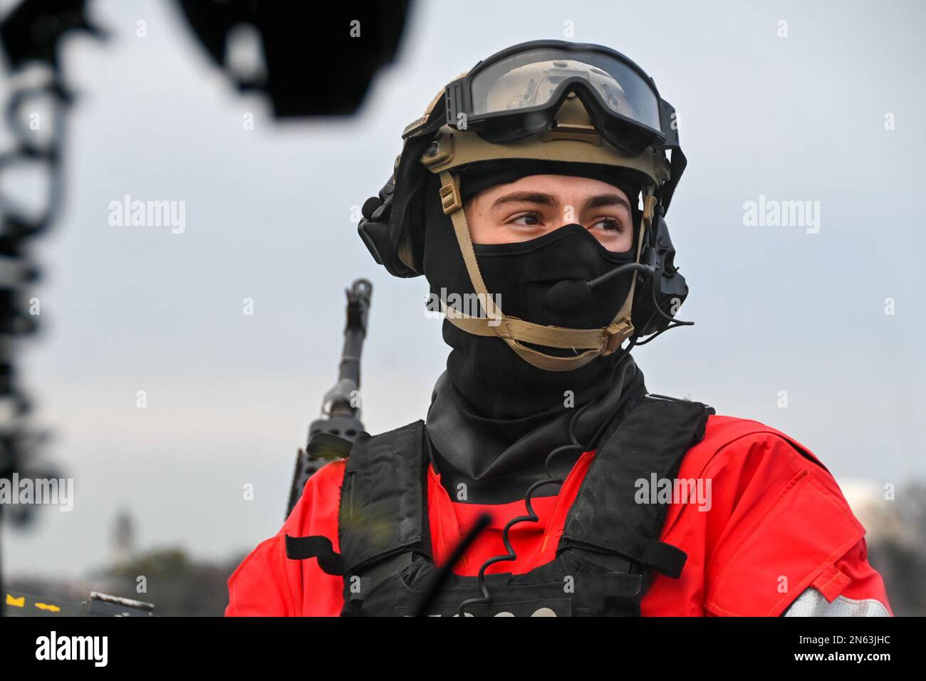 Une équipe d'application de la loi de la Garde côtière à bord d'un bateau d'intervention de 29 pieds – Small applique une zone de sécurité à Washington D.C., lors de l'adresse de l'État de l'Union tenue aux États-Unis en 2023 Capitole à Washington, D.C., le 7 février 2023. Les équipes d’application de la loi de la Garde côtière de tout le pays ont travaillé avec des organismes fédéraux, étatiques et locaux partenaires pour assurer la sécurité maritime et mettre en place des zones de sécurité essentielles au succès du plan de sécurité opérationnelle de l’événement. (É.-U. Photo de la Garde côtière par Petty Officer 3rd classe Kimberly Reaves) Banque D'Images
