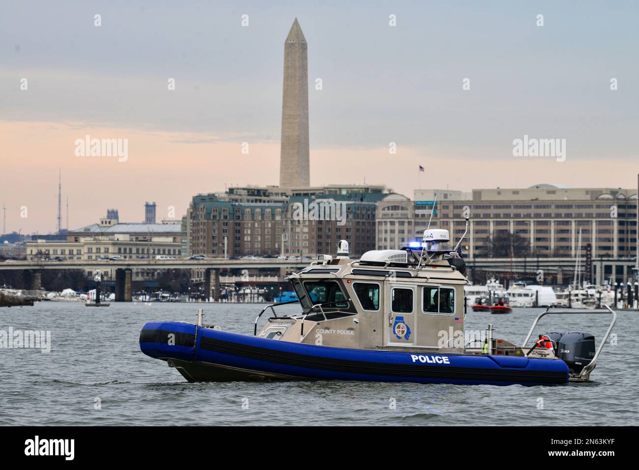 La police locale assure la sécurité pendant l'adresse de l'État de l'Union 2023 tenue aux États-Unis Capitole à Washington, D.C., le 7 février 2023. Les équipes d’application de la loi de la Garde côtière de tout le pays ont travaillé avec des organismes fédéraux, étatiques et locaux partenaires pour assurer la sécurité maritime et mettre en place des zones de sécurité essentielles au succès du plan de sécurité opérationnelle de l’événement. (É.-U. Photo de la Garde côtière par Petty Officer 3rd Class Carmen Caver) Banque D'Images