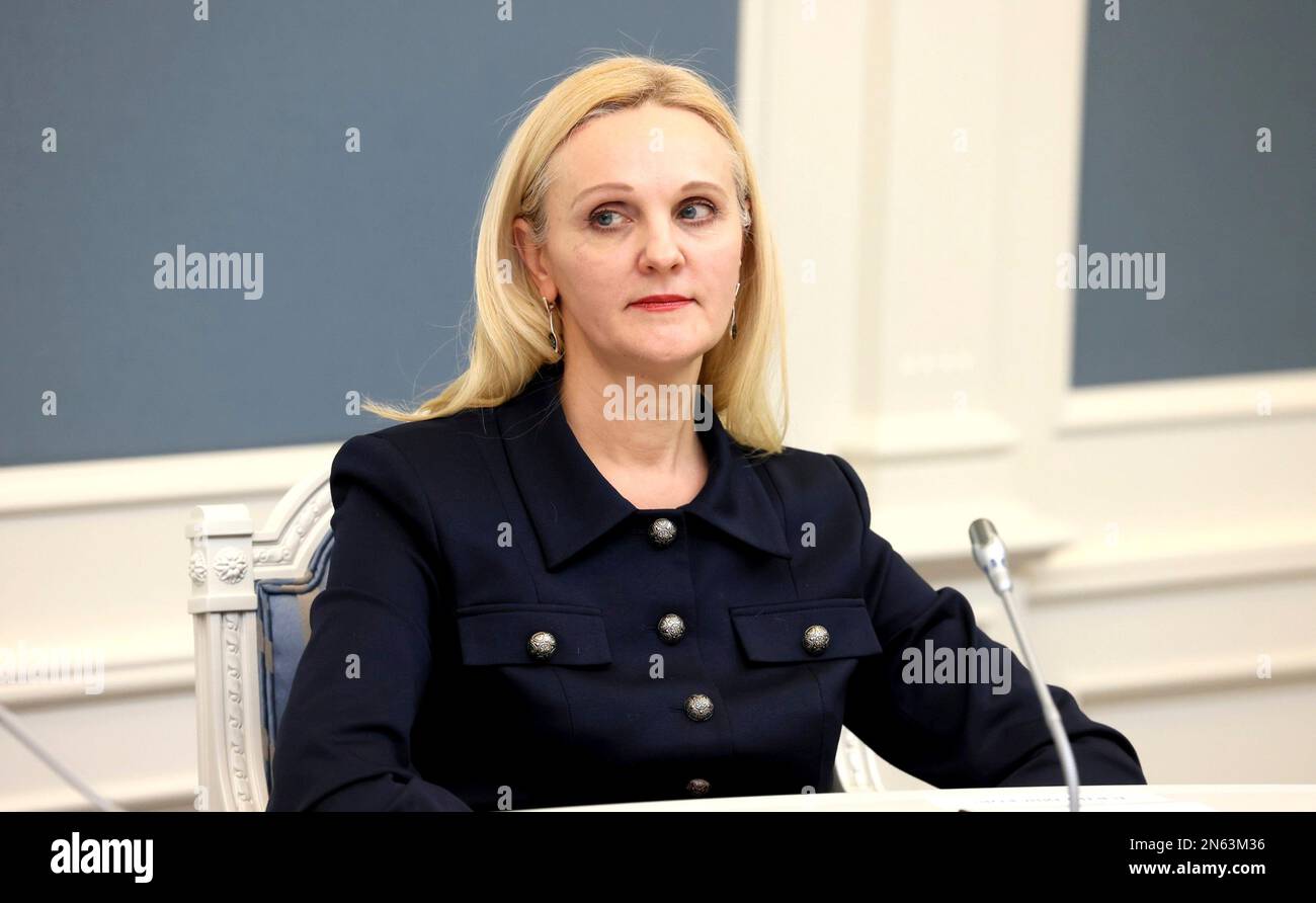 Moscou, Russie. 09th févr. 2023. Natalia Polyanskova, économiste à l'Université d'État de Samara, écoute le Président Vladimir Poutine lors d'une réunion du Conseil de surveillance de l'organisme autonome à but non lucratif Agence pour les initiatives stratégiques visant à promouvoir de nouveaux projets au Kremlin, à 9 février 2023, à Moscou, en Russie. Credit: Mikhail Metzel/Kremlin Pool/Alamy Live News Banque D'Images