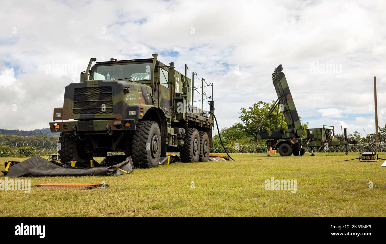 Un système de remplacement de véhicule tactique de taille moyenne et un système radar orienté vers la tâche terrestre et aérienne (G/ATOR) sont affichés sur le site d'un nœud de commandement et de contrôle expéditionnaire (C2) au cours d'un exercice d'entraînement au camp H.M. Smith, Hawaï, 7 février 2023. Les forces de I Marine Expeditionary Force (MEF) et de III MEF ont créé un Centre d'opérations aériennes multifonction et un Centre d'opérations multidomaines au cours de l'exercice pour synchroniser les effets de tous les domaines dans la région Indo-Pacifique pour la Force conjointe et les partenaires interagences. Le nœud C2, exploité par Marines de MACG-38 et 3rd MAW informé et activé le syn Banque D'Images