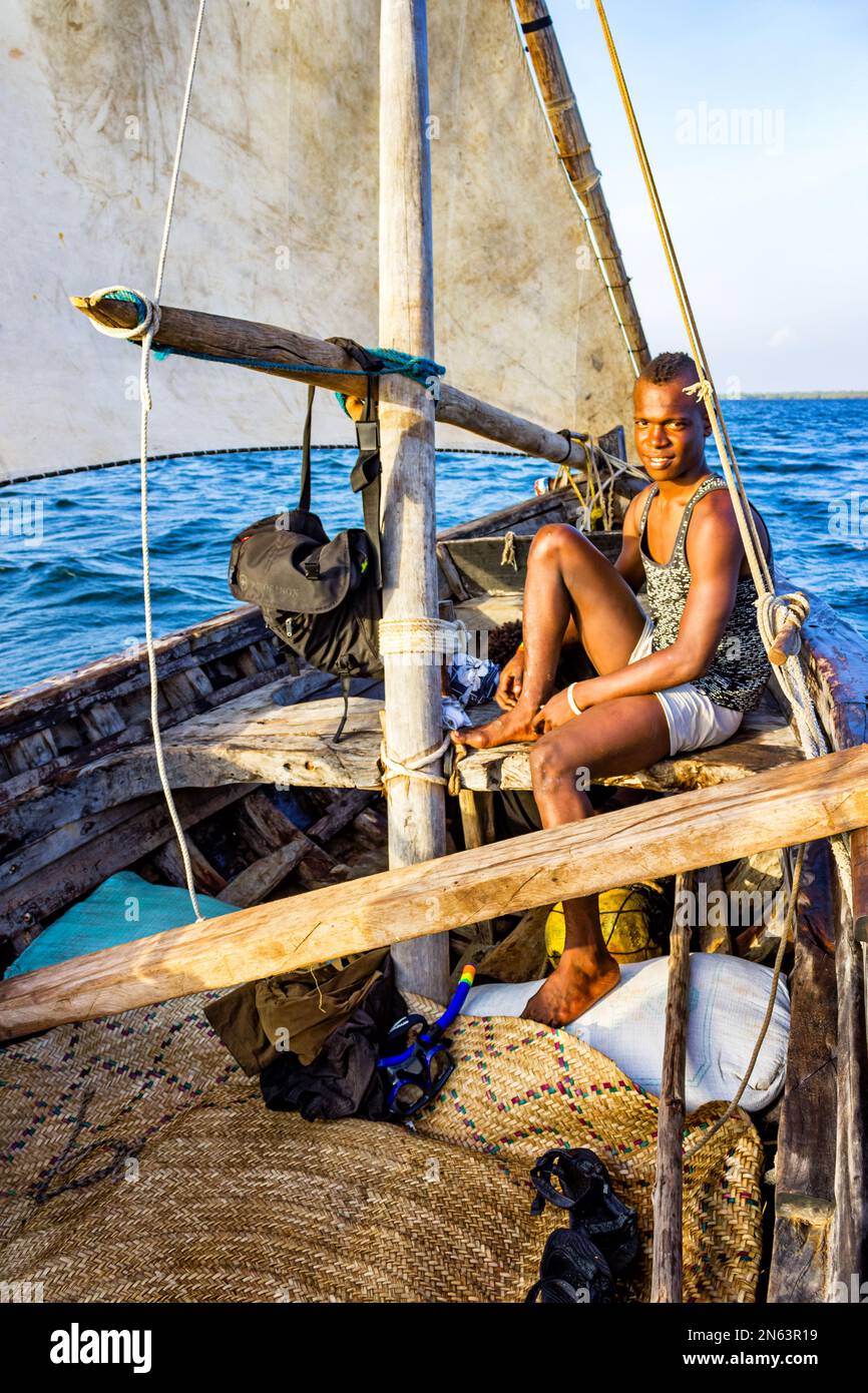 Jeune homme dans un voilier traditionnel à l'archipel de Lamu au Kenya Banque D'Images