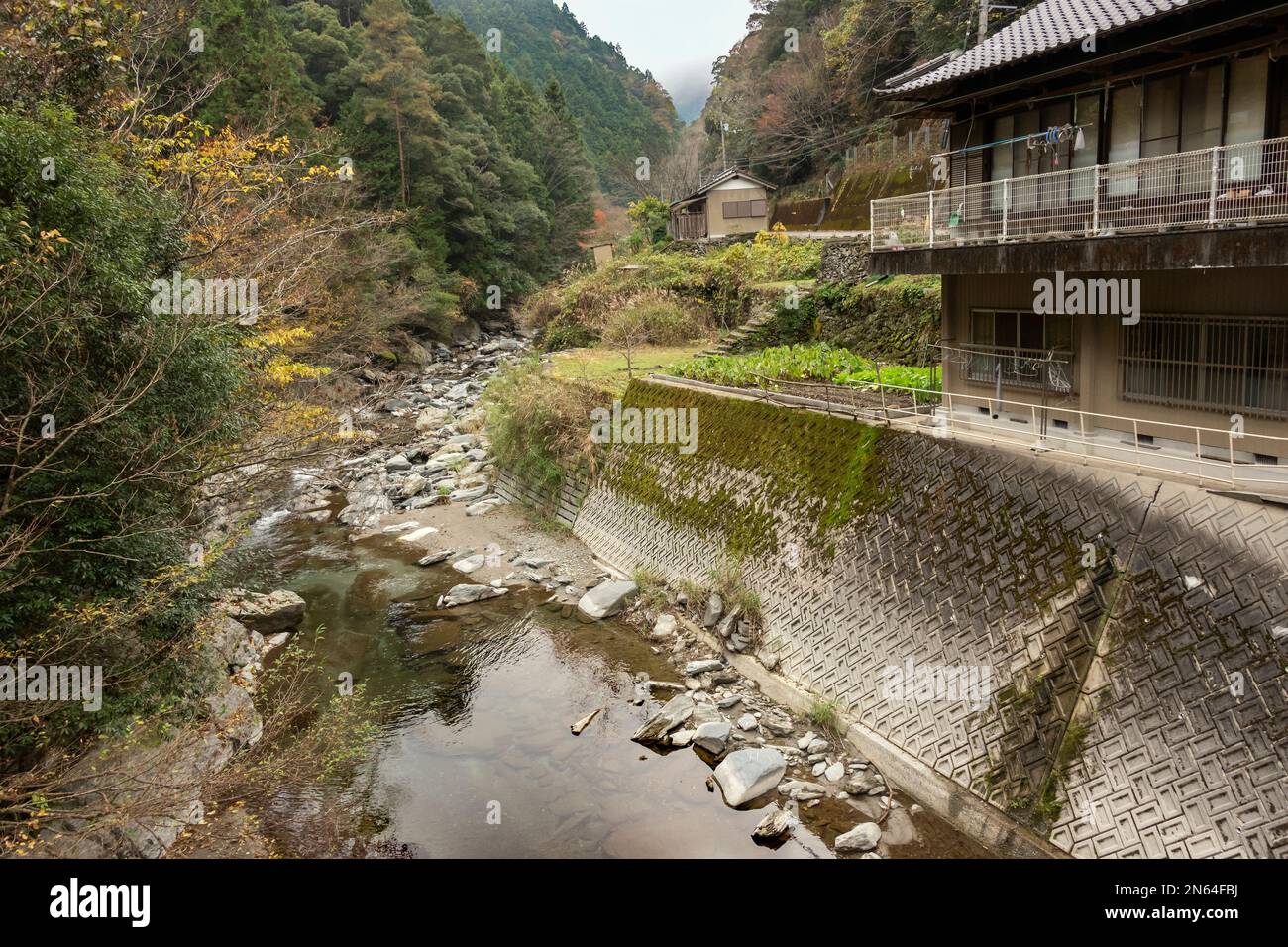 Village Yamashiro-Cho sur la rivière Fujikamadani avec feuillage d'automne, montagnes Shikoku, Japon Banque D'Images