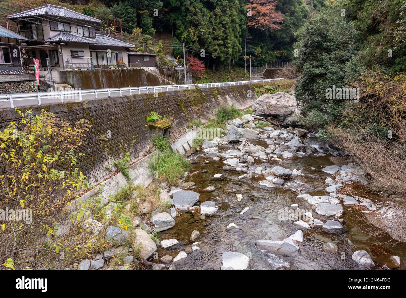 Village Yamashiro-Cho le long de la rivière Fujikamadani avec feuillage d'automne, montagnes Shikoku, Japon Banque D'Images