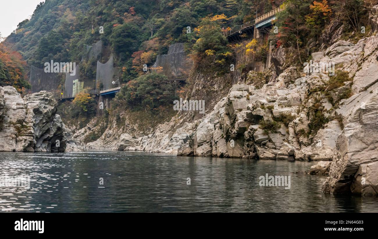 Autoroute de montagne le long de la gorge d'Oboke, rivière Yoshino, île de Shikoku, Japon Banque D'Images