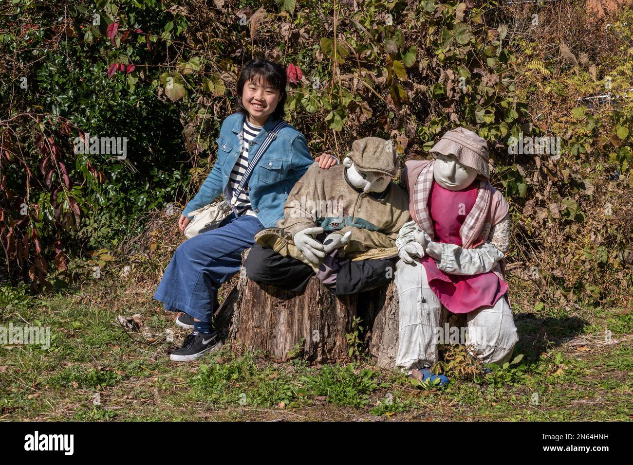 Fille japonaise assise avec kakashi, Nagoro Doll Village, Iya Valley, Japon Banque D'Images