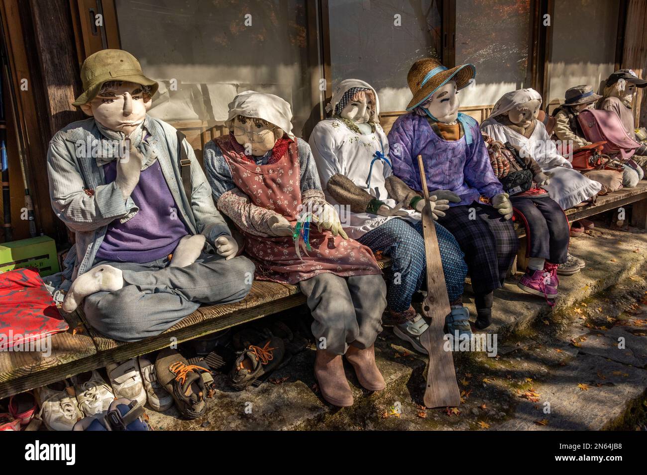 Plusieurs kakashi assis sur un banc, Nagaro Doll Village, Iya Valley, Shikoku Island, Japon Banque D'Images