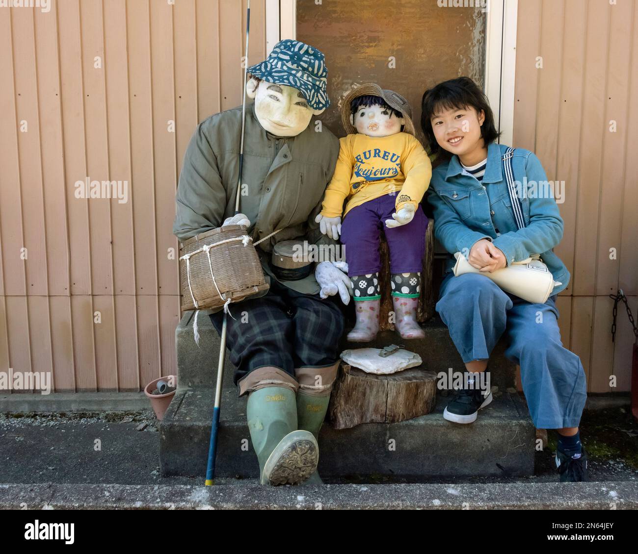 Fille japonaise avec poupées de kakashi, Nagoro, Iya Valley, île de Shikoku, Japon Banque D'Images