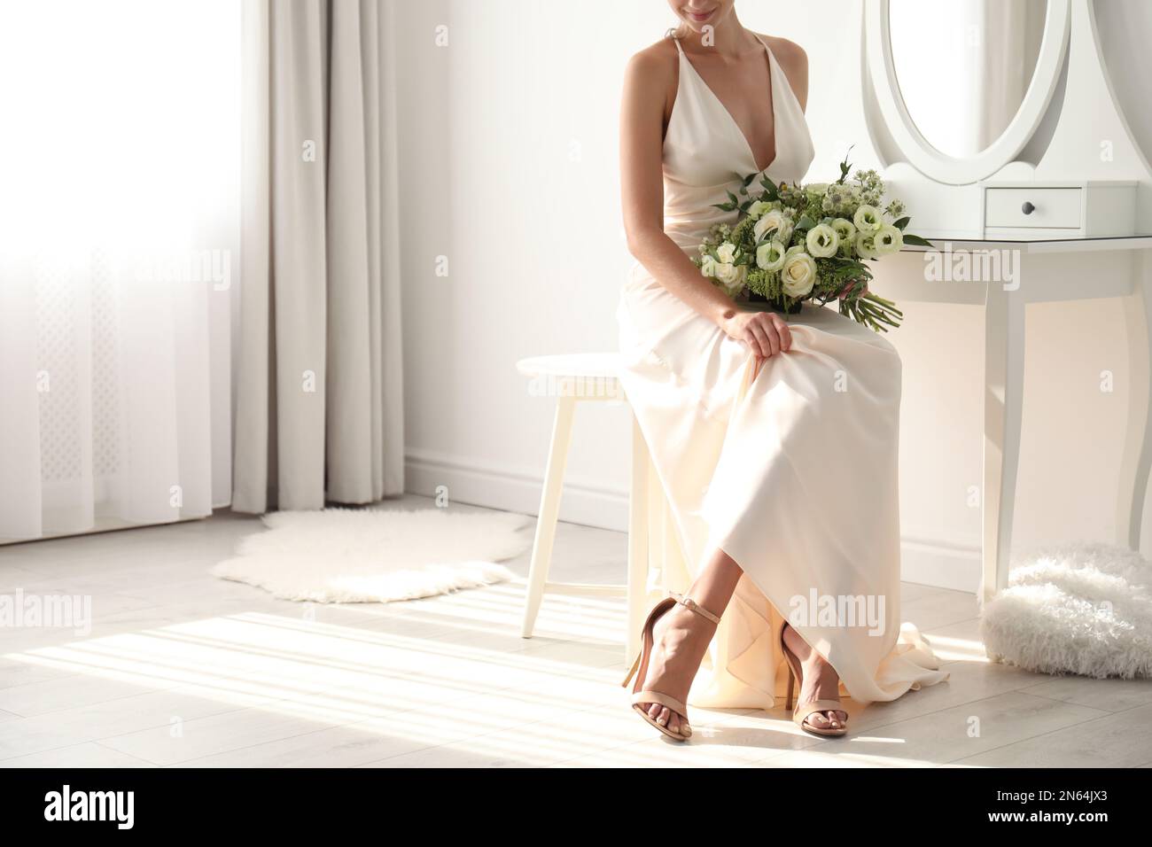 Jeune mariée en robe de mariage avec beau bouquet à l'intérieur, gros plan.  Espace pour le texte Photo Stock - Alamy