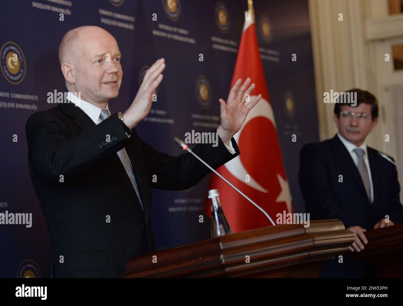 British Foreign Secretary William Hague speaks during a news conference with his Turkish counterpart Ahmet Davutoglu, right, in Istanbul, Turkey, Wednesday, Nov. 20, 2013. Hague attended on Wednesday the tenth year commemoration ceremony of the 2003 bomb attacks on the British Consulate General and HSBC Bank offices in Istanbul that killed 32 people. (AP Photo) Banque D'Images