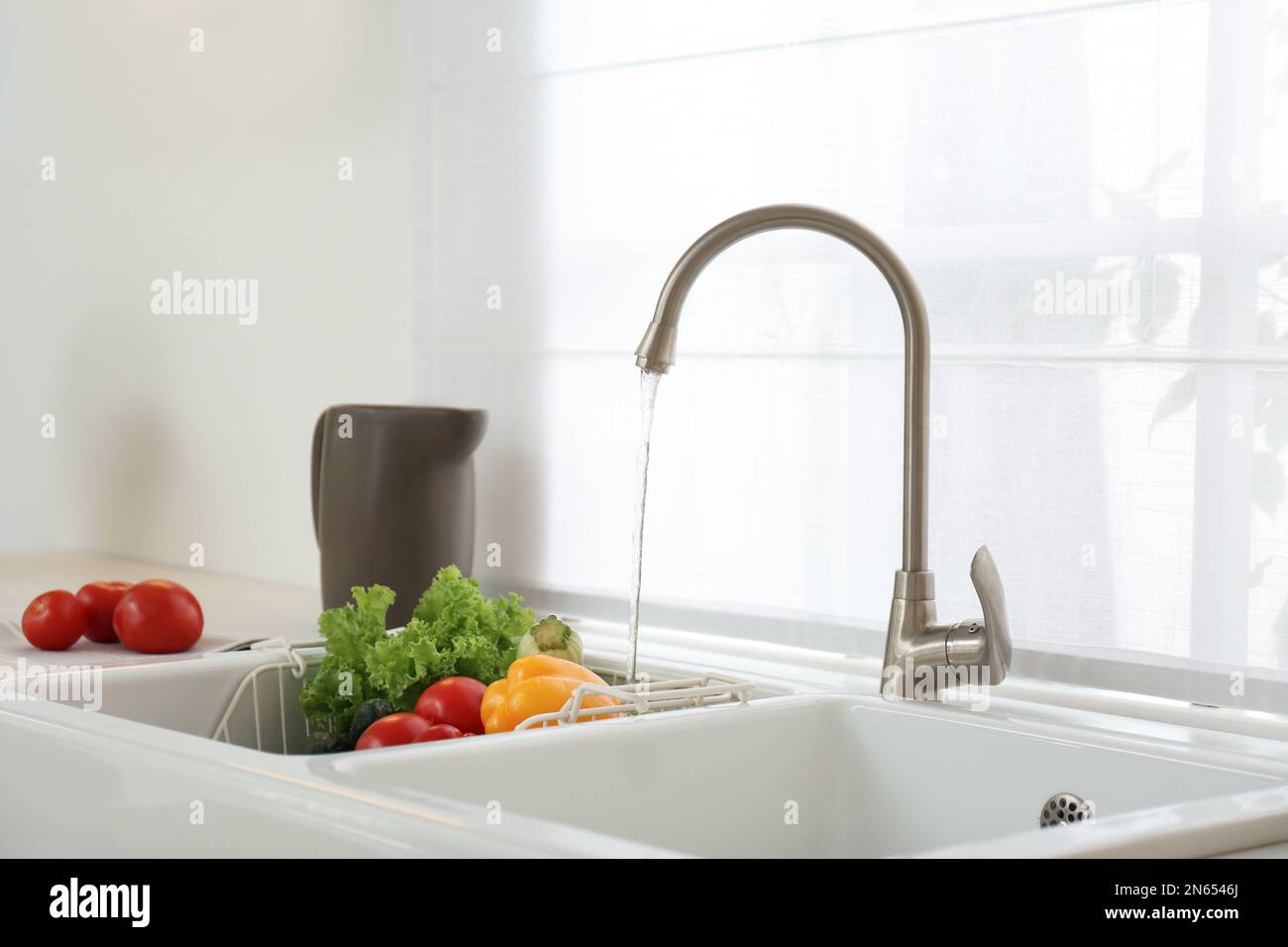 Beaucoup de légumes frais mûrs sous l'eau du robinet dans l'évier de  cuisine Photo Stock - Alamy