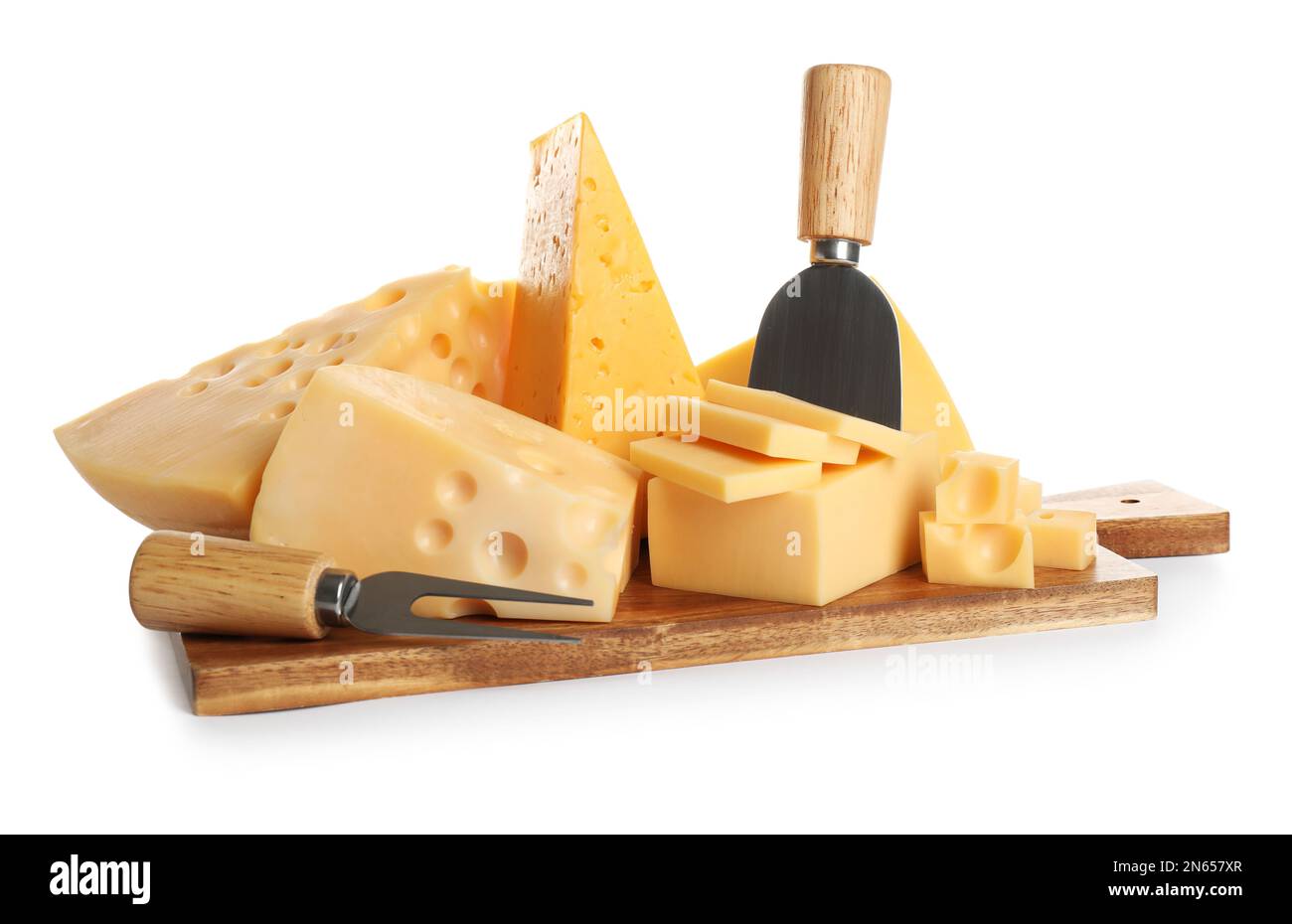 Différentes sortes de fromage, fourchette et couteau sur fond blanc Banque D'Images