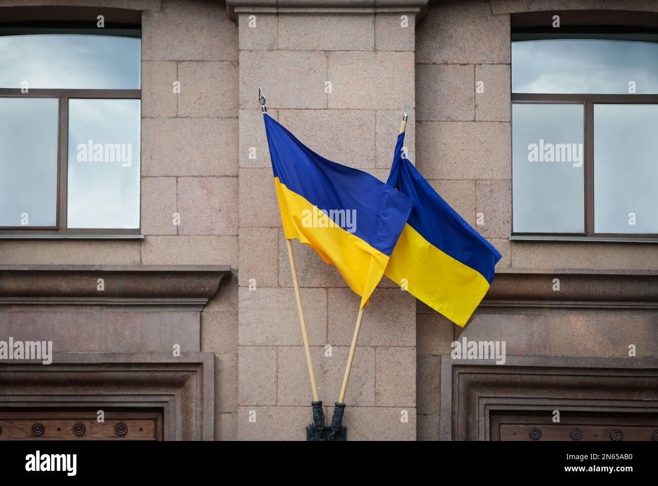 Drapeaux nationaux de l'Ukraine sur la façade du bâtiment Banque D'Images