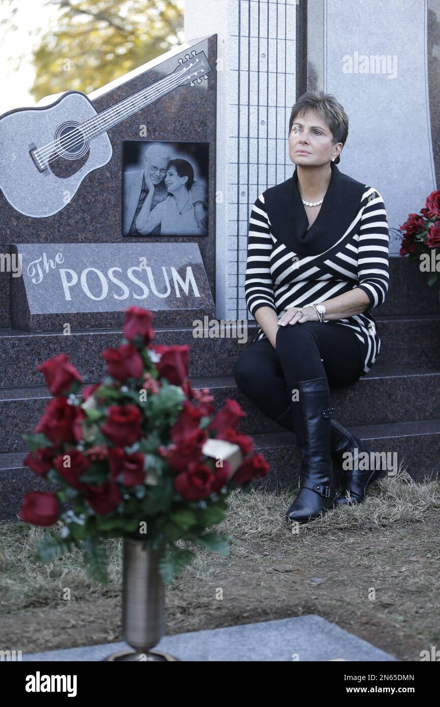 Nancy Jones, widow of country music star George Jones, listens as the Jones Boys band plays as she sits at the memorial unveiled at the late singer's grave on Monday, Nov. 18, 2013, in Nashville, Tenn. Nancy Jones spoke at the monument's dedication and announced a scholarship in her late husband's name at Middle Tennessee State University. George Jones died April 26. (AP Photo/Mark Humphrey) Banque D'Images