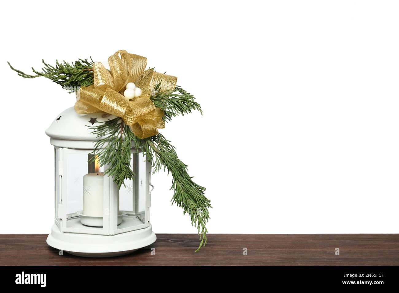 Lanterne de Noël décorée avec une bougie sur une table en bois, espace pour le texte Banque D'Images