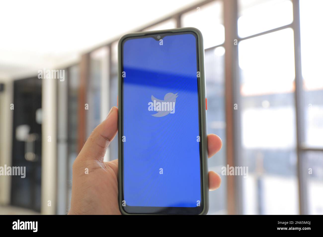 Surabaya, Indonésie - 19 mai 2021 : smartphone portable avec application twitter Banque D'Images