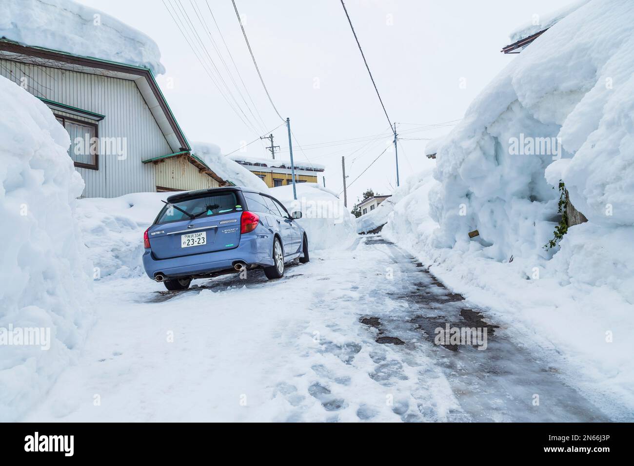 Mur de neige dans la rue, la vie dans un pays de neige, ville célèbre par la neige lourde, ville de Yokote, Akita, Tohoku, Japon, Asie de l'est, Asie Banque D'Images