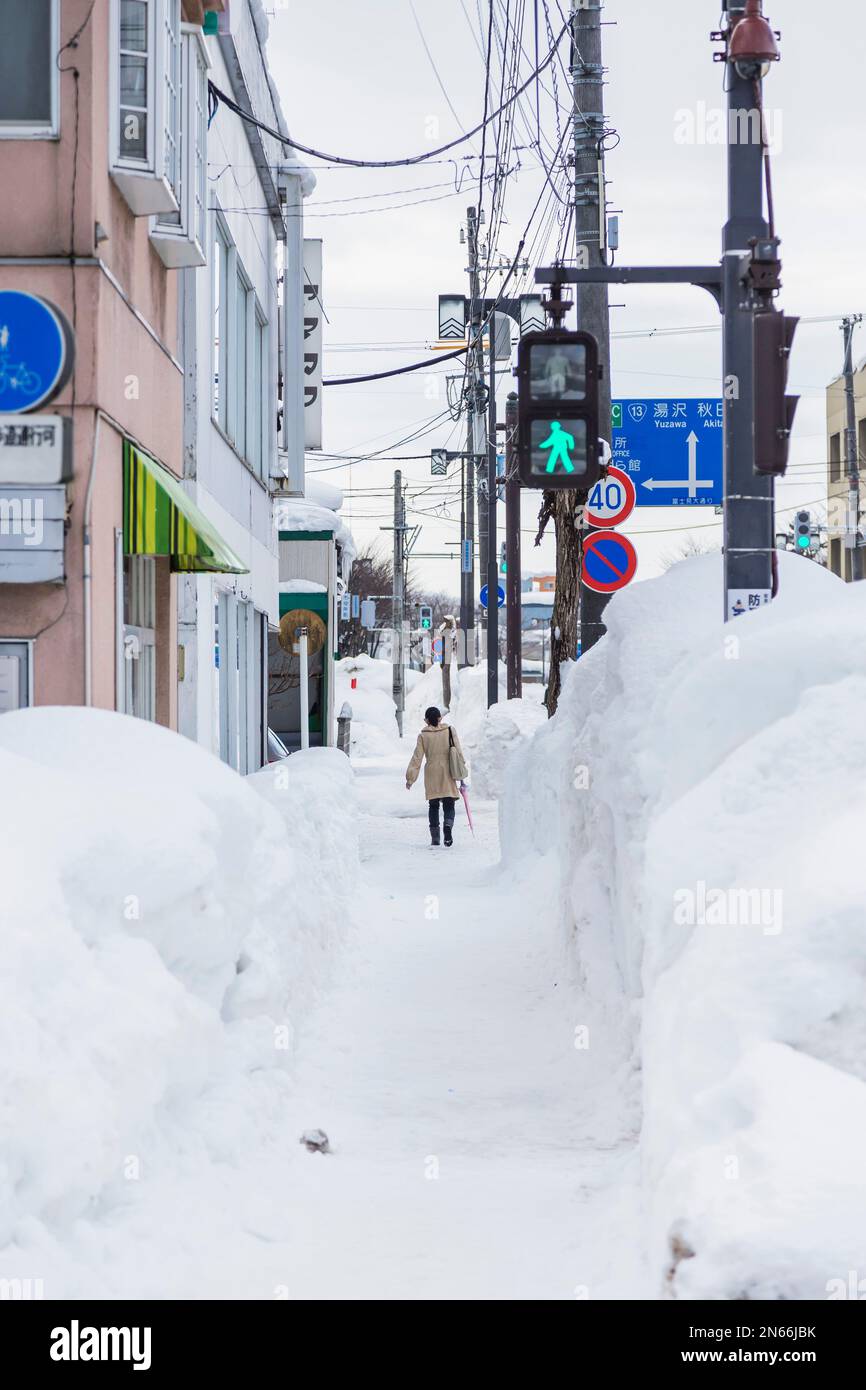 Trottoir séparé par mur de neige, la vie dans un pays de neige, ville célèbre par de fortes chutes de neige, ville de Yokote, Akita, Tohoku, Japon, Asie de l'est, Asie Banque D'Images