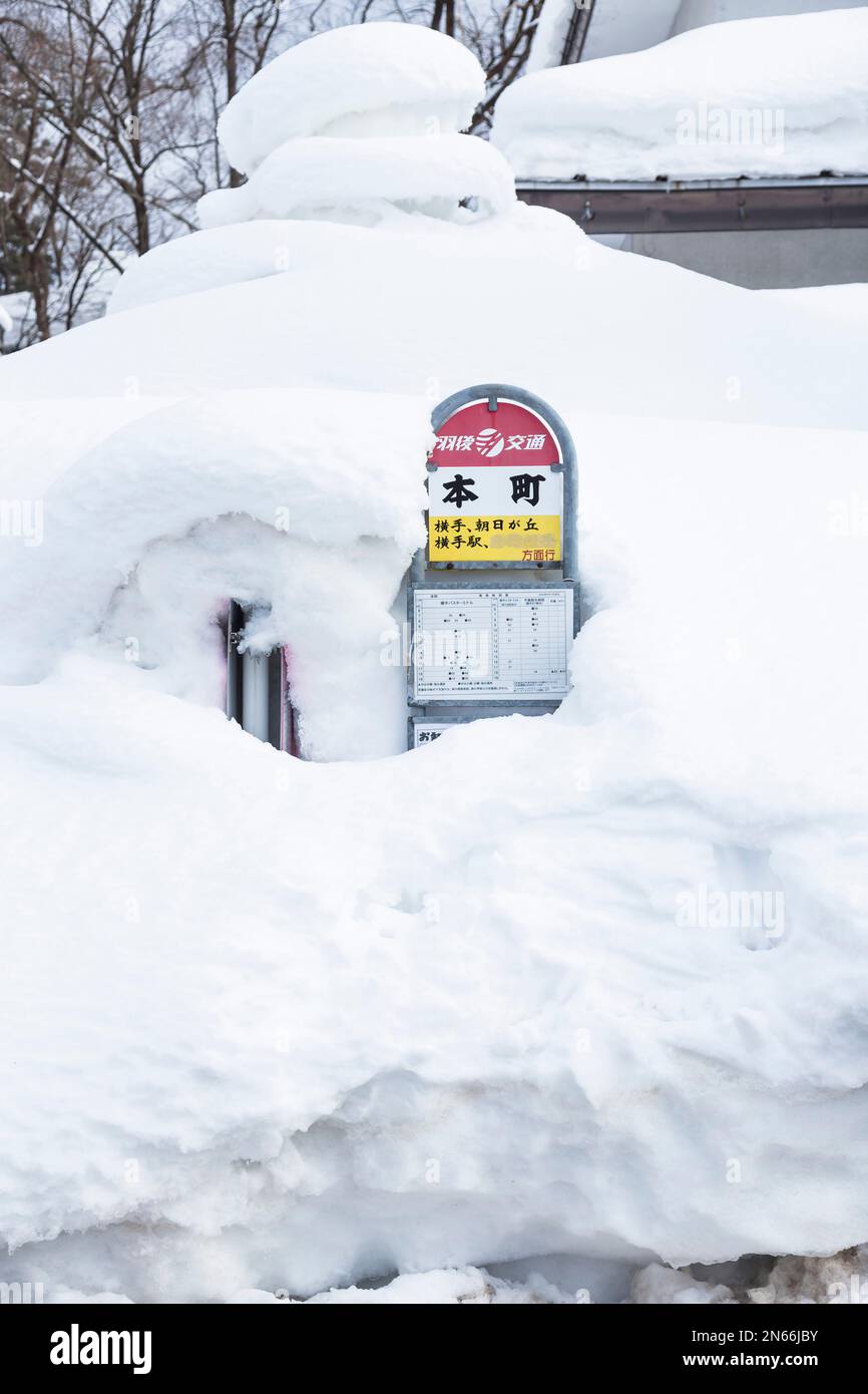 Arrêt de bus dans la neige massive, la vie dans un pays de neige, ville célèbre par de fortes chutes de neige, ville de Yokote, Akita, Tohoku, Japon, Asie de l'est, Asie Banque D'Images