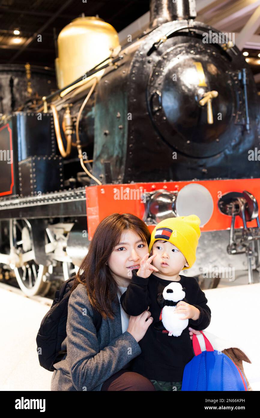 Jeune mère et fils à l'ancienne locomotive à vapeur, le Musée du chemin de fer, ville de Saitama, province de Saitama, Japon, Asie de l'est, Asie Banque D'Images