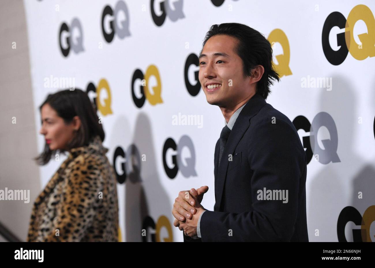 Alanna Masterson, left, and Steven Yeun arrive at the GQ "Men of the Year" event at The Ebell Theatre on Tuesday, Nov. 12, 2013 in Los Angeles. (Photo by John Shearer/Invision/AP) Banque D'Images