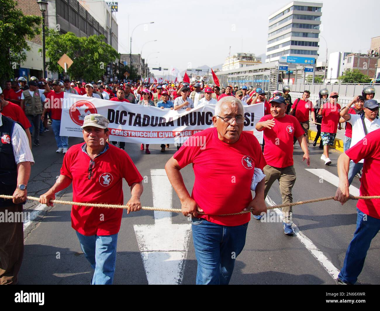 Pérou, 09/02/2023, des milliers de syndicalistes, pour la plupart ouvriers du bâtiment, sont descendus dans les rues de Lima pour demander la démission du Président Dina Boluarte et les élections anticipées. Les manifestations dans la capitale et surtout dans le sud du Pérou n'ont pas cessé depuis que Boluarte a pris la présidence de 7 décembre, et à ce jour, il y a eu plus de 50 morts. Banque D'Images