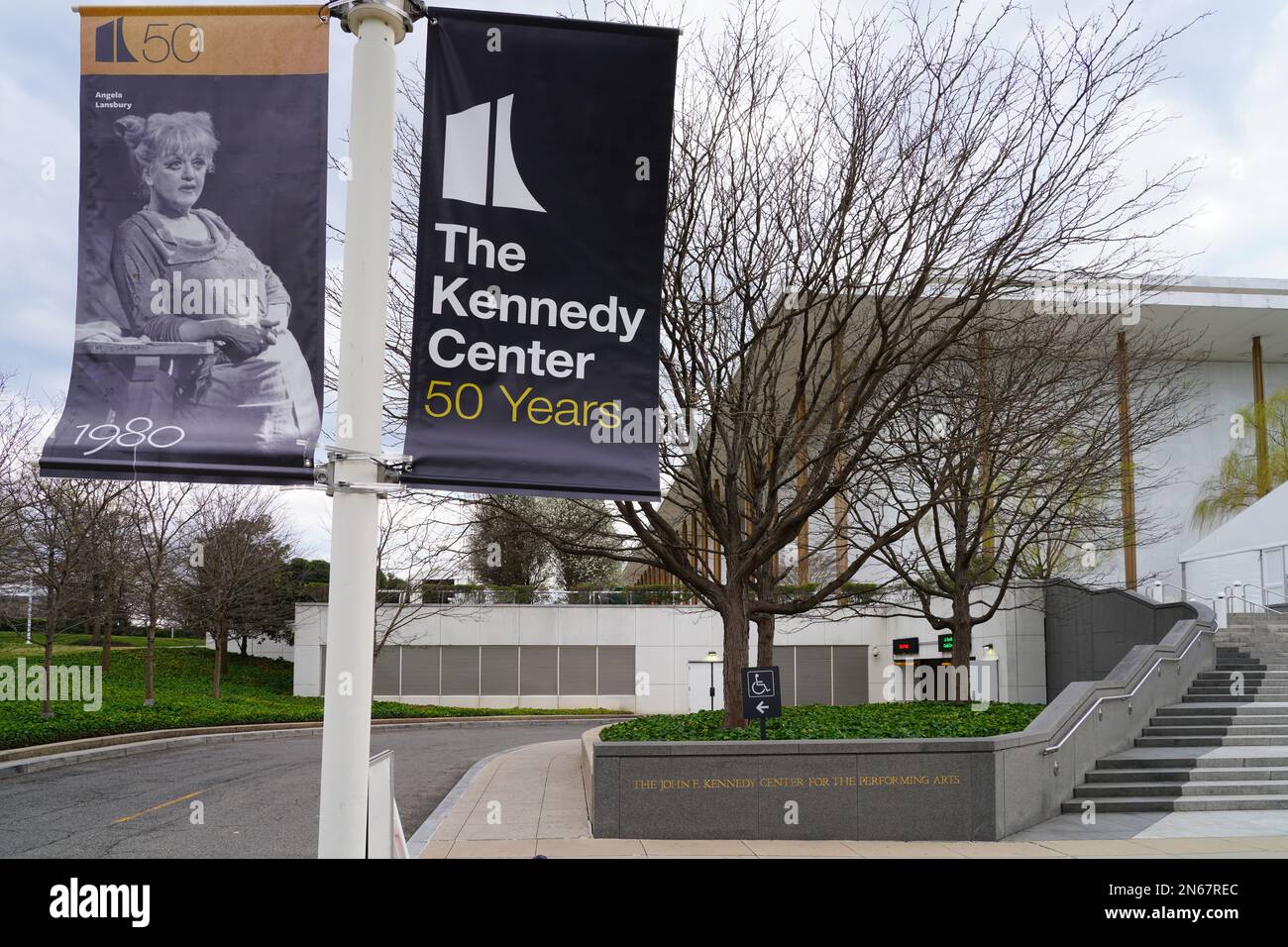 WASHINGTON, DC -25 MAR 2022- vue du Centre John F. Kennedy pour les arts de la scène, le centre culturel national sur la rive du Potomac Banque D'Images