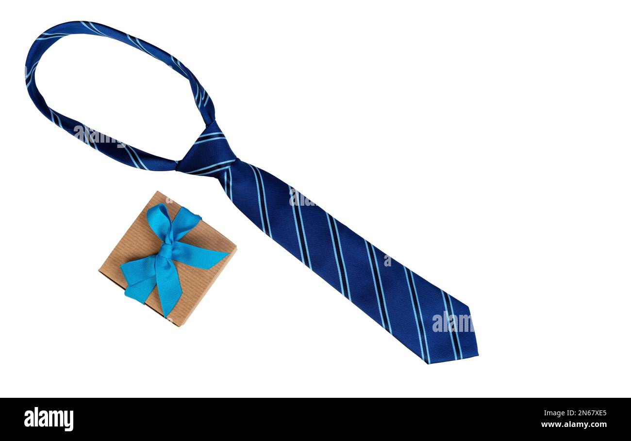Cravate bleue et boîte cadeau sur fond blanc pour le concept de fête des pères Banque D'Images