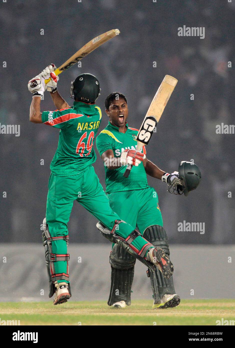 Bangladesh's Sohag Gazi, right, and Nasir Hossain, react after winning the third one-day international cricket match against New Zealand in Fatullah, Bangladesh, Sunday, Nov.3, 2013. (AP Photo/A.M. Ahad) Banque D'Images