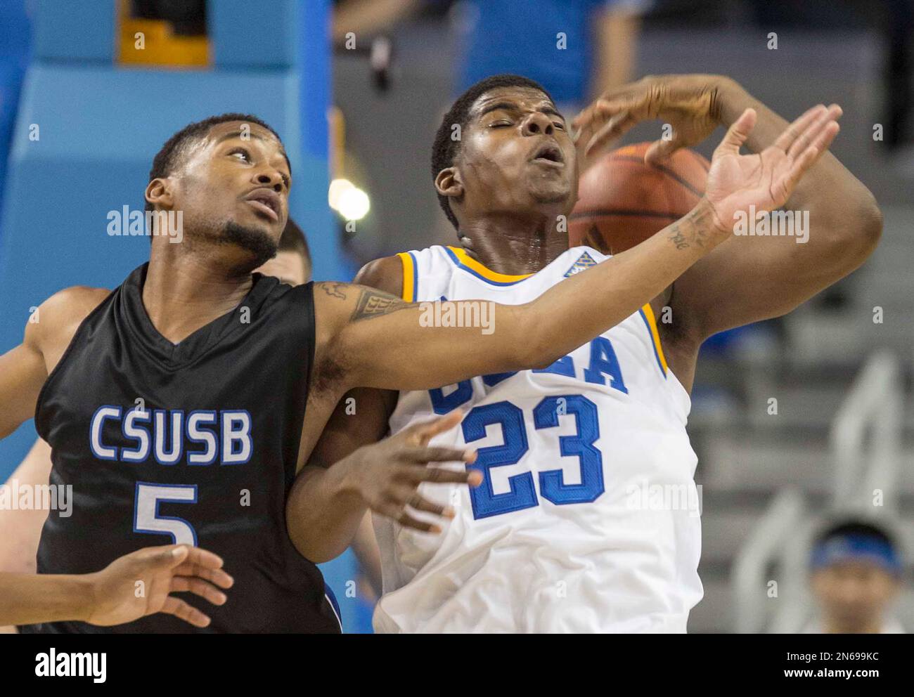 UCLA's Tony Parker (23) and Cal State San Bernardino's Donte Medder(5) battle for a loose ball in the first half of an NCAA college exhibition basketball game on Wednesday, Oct. 30, 2013, in Los Angeles. (AP Photo/Ringo H.W. Chiu) Banque D'Images