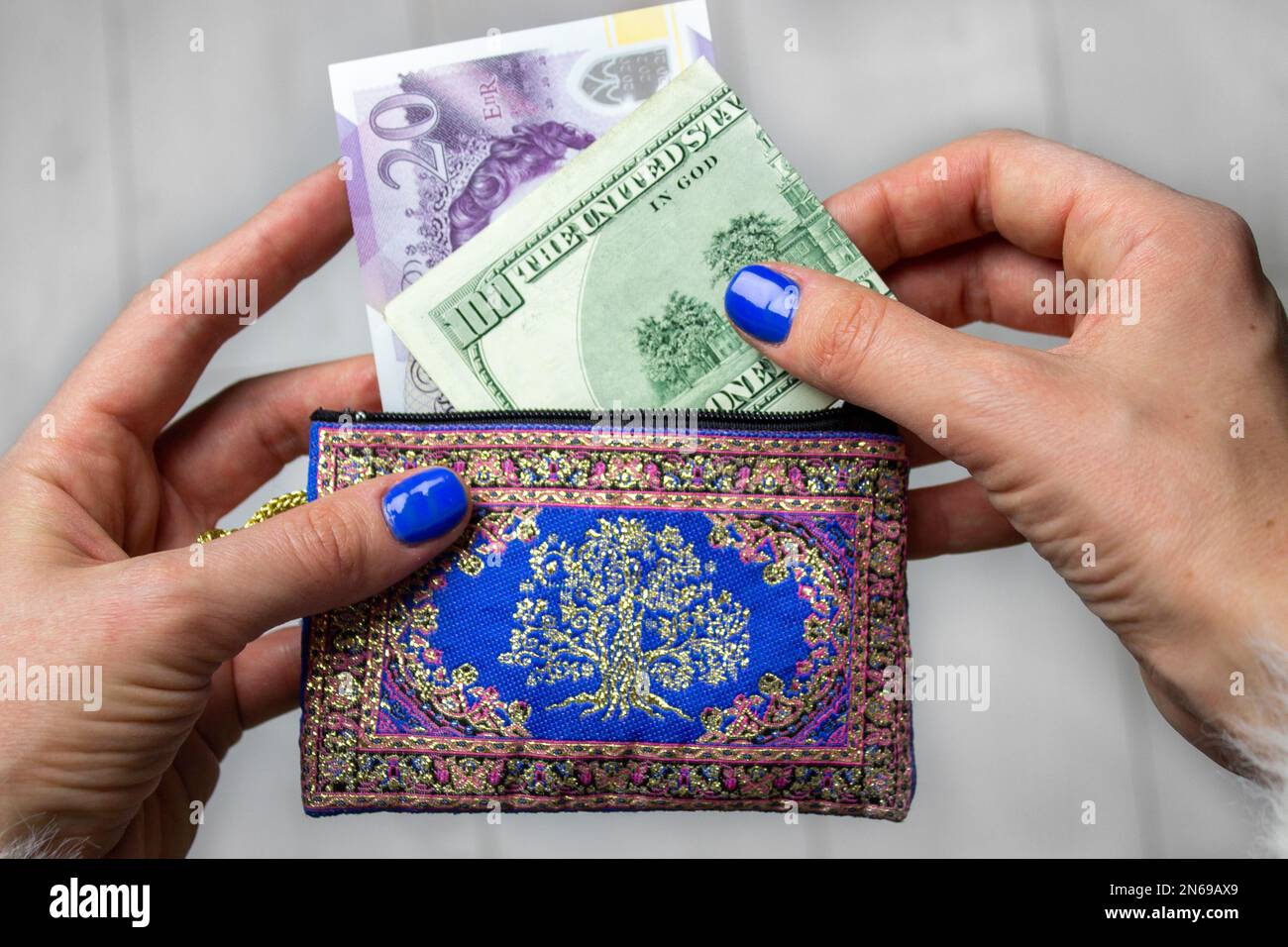 Londres, Royaume-Uni. 1 mai 2022 Nouvelle facture de 20 livres sterling GBP et 100 dollars américains USD dans un sac à main bleu pour femme. Economie, finances, dépenses, shopp Banque D'Images