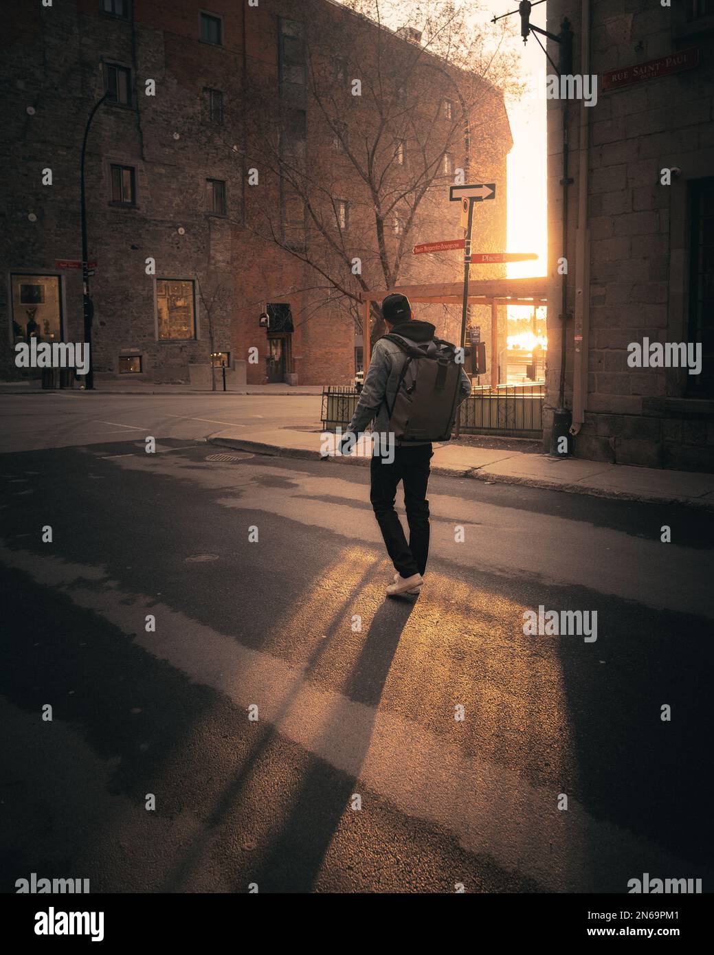 homme debout devant la lumière dorée Banque D'Images
