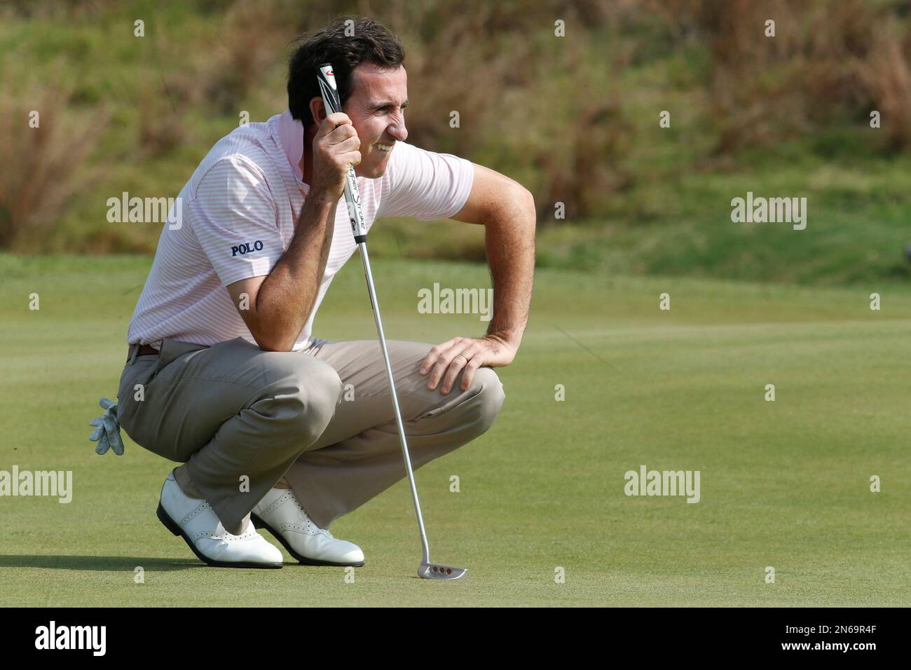 Spain's Gonzalo Fernandez-Castano prepares to putt on the 9th green during the final round of the BMW Masters golf tournament at the Lake Malaren Golf Club in Shanghai, China, Sunday, Oct. 27, 2013. Fernandez-Castano finished on 11-under 277, one shot clear of Francesco Molinari (64) and Thongchai Jaidee (66). (AP Photo/Eugene Hoshiko) Banque D'Images