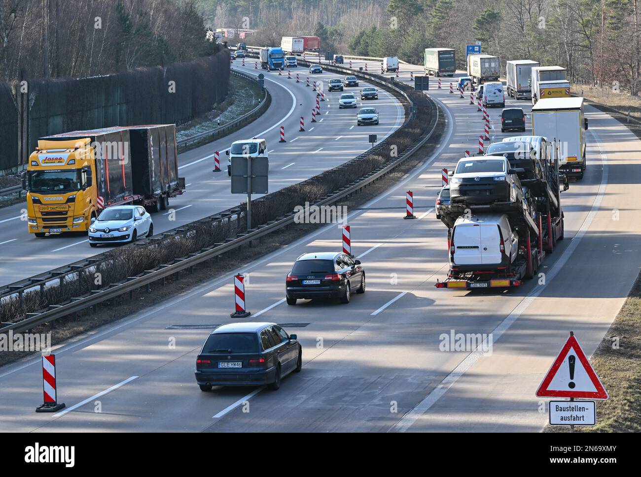 Rangsdorf, Allemagne. 09th févr. 2023. Il y a beaucoup de circulation sur le périphérique sud de Berlin de l'autoroute A10. Toutes les mesures et tous les projets principaux de l'année en cours dans la région Berlin-Brandebourg sont présentés lors de la conférence de presse annuelle au nord-est de la compagnie d'autoroute fédérale Autobahn GmbH. Credit: Patrick Pleul/dpa/Alay Live News Banque D'Images