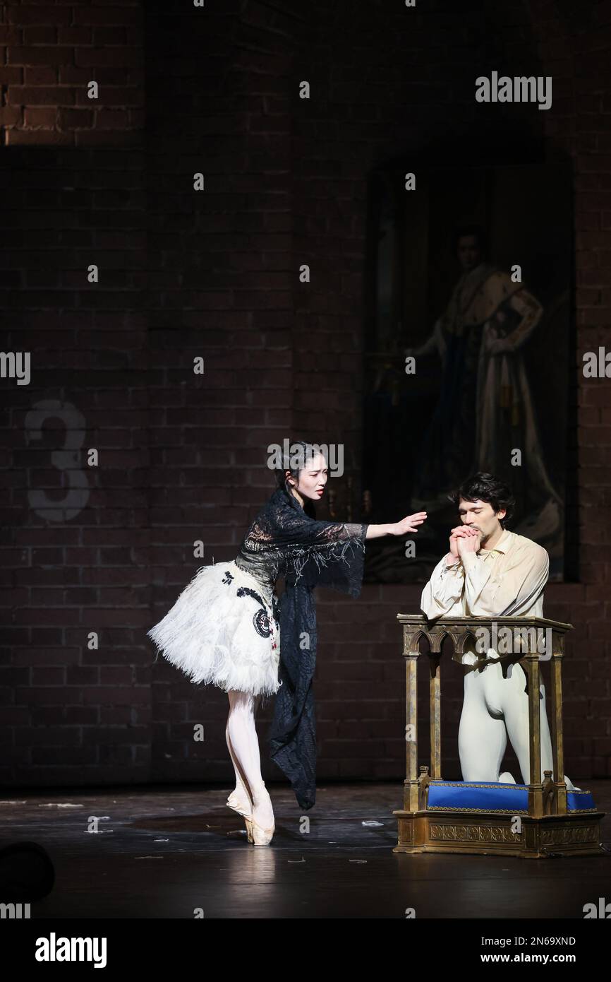 Hambourg, Allemagne. 09th févr. 2023. Alexandr Trusch (r) comme « le roi » et Madoka Sugai comme « la princesse Natalia » dansent lors d'une répétition photo du ballet « illusions - comme le lac des cygnes » de John Neumeier sur scène au Staatsoper. Le Ballet de Hambourg célèbre la renaissance du classique de ballet de John Neumeier le 11 février. Ce sera le cinquième renouveau de la pièce depuis sa première en 1976. Credit: Christian Charisius/dpa/Alay Live News Banque D'Images