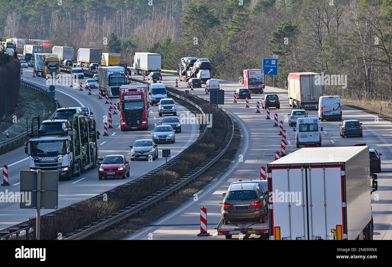 Rangsdorf, Allemagne. 09th févr. 2023. Il y a beaucoup de circulation sur le périphérique sud de Berlin de l'autoroute A10. Toutes les mesures et tous les projets principaux de l'année en cours dans la région Berlin-Brandebourg sont présentés lors de la conférence de presse annuelle au nord-est de la compagnie d'autoroute fédérale Autobahn GmbH. Credit: Patrick Pleul/dpa/Alay Live News Banque D'Images