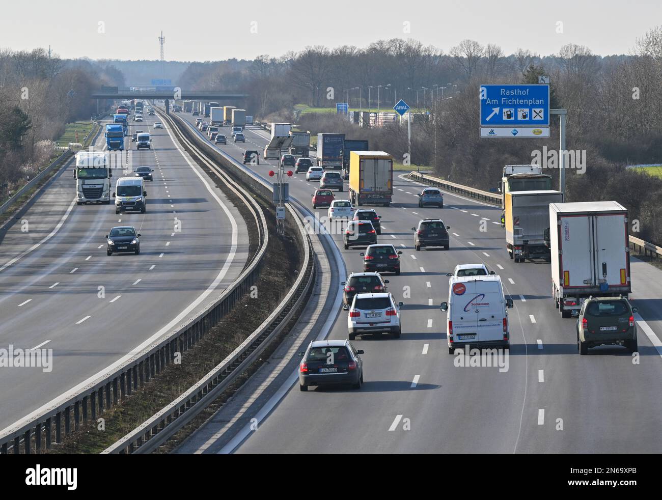 Rangsdorf, Allemagne. 09th févr. 2023. Il y a beaucoup de circulation sur le périphérique sud de Berlin de l'autoroute A10. Toutes les mesures et tous les projets principaux de l'année en cours dans la région Berlin-Brandebourg sont présentés lors de la conférence de presse annuelle au nord-est de la compagnie d'autoroute fédérale Autobahn GmbH. Credit: Patrick Pleul/dpa/Alay Live News Banque D'Images
