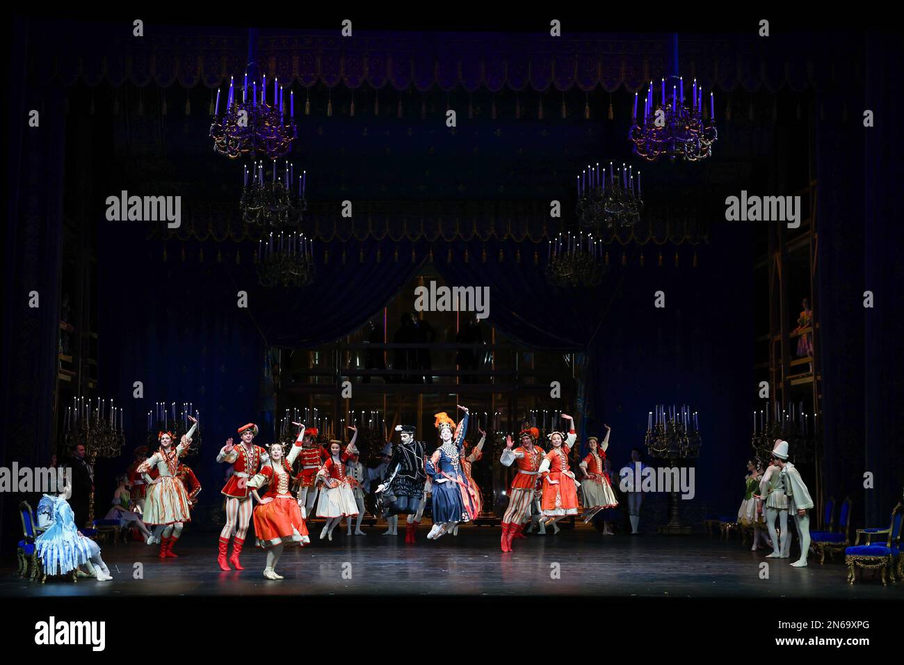 Hambourg, Allemagne. 09th févr. 2023. Les danseurs de l'ensemble dansent lors d'une répétition photo du ballet de John Neumeier, « illusions - comme le lac des cygnes », sur scène au Staatsoper. Le ballet de Hambourg célèbre la renaissance du classique de ballet de John Neumeier sur 11 février. Ce sera le cinquième renouveau de la pièce depuis sa première en 1976. Credit: Christian Charisius/dpa/Alay Live News Banque D'Images