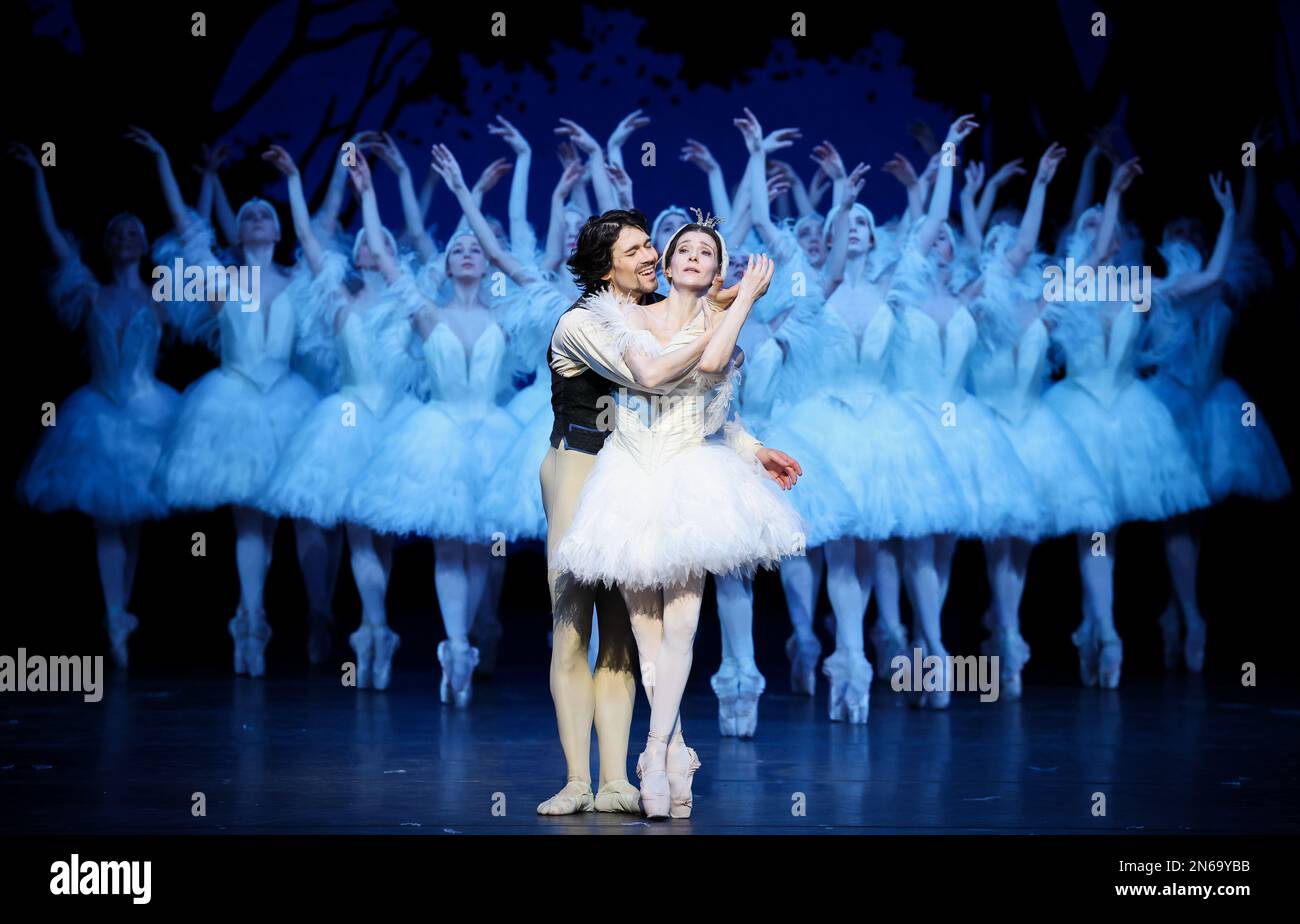 Hambourg, Allemagne. 09th févr. 2023. Alexandr Trusch (l) comme « le roi », Alina Cojocaru comme « la princesse Odette » et danse d'ensemble lors d'une répétition photo du ballet de John Neumeier « illusions - comme le lac des cygnes » sur scène au Staatsoper. Le ballet de Hambourg célèbre la renaissance du classique de ballet de John Neumeier sur 11 février. Ce sera le cinquième renouveau de la pièce depuis sa première en 1976. Credit: Christian Charisius/dpa/Alay Live News Banque D'Images