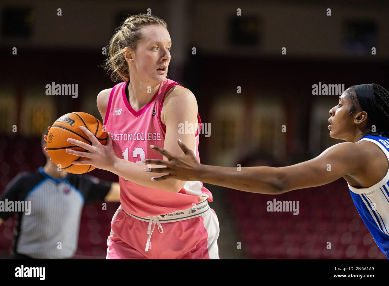 Conte Forum. 9th févr. 2023. Massachusetts, États-Unis; Venally Timmeren (12), forward College de Boston, protège le ballon dans un match de basket-ball féminin NCAA entre Duke University et Boston College au Conte Forum. (c) Burt Granofsky/CSM/Alamy Live News Banque D'Images