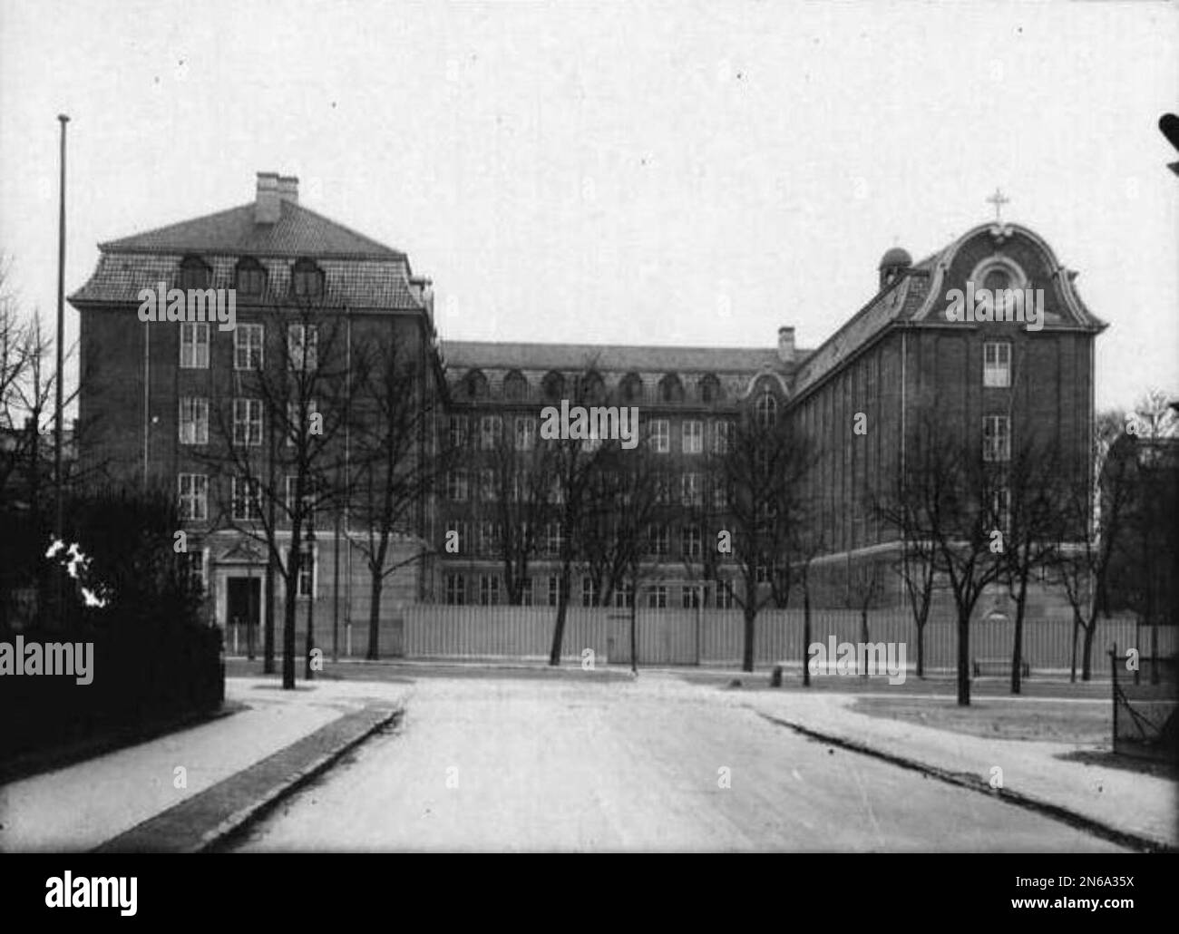 L'opération Carthage a été un attentat à la bombe de faible précision contre le Shellhus (Shellhouse) à Copenhague. Le bâtiment était le siège local de la police secrète de l'État nazi, la Gestapo. Malheureusement, certains pilotes ont pris une école voisine (l'Institut Jean d'Arc) pour les Shellhus et l'ont bombardé, qui a rétorqué en 125 morts. . C'est l'Institut Jeanne d'Arc, une école catholique romaine de Frederiksberg allé, Frederiksberg, Copenhague, qui a été bombardée par erreur pendant le raid Banque D'Images